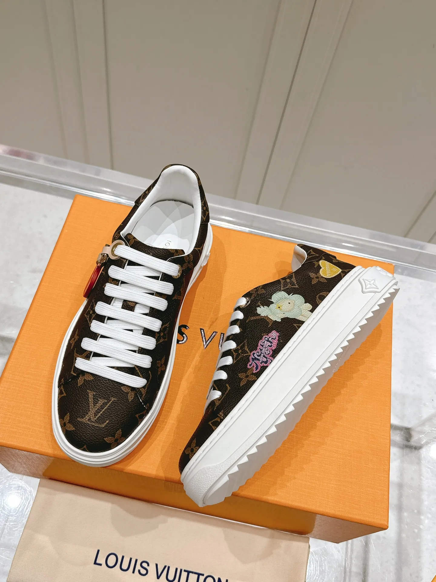 👟👟Ex-factory price 560👟👟 LV new white shoes, four-leaf clover🍀sunflower🌞 charm, add naughty and lively color to simple white shoes, easy to wear and durable, code number: 35+40 (41 customized)